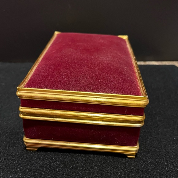 Vintage Red Velvet Musical Jewelry Box with Gold Trim - Picture 5 of 15